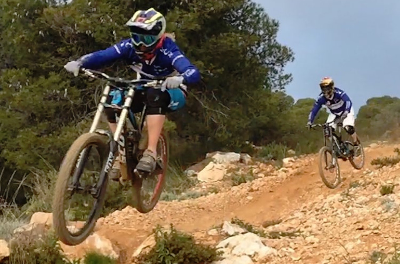 Hilde Sangesland Strædet (foran) kom nettopp hjem fra samling i Malaga, og gleder seg villt til sesongstart. Foto: Steffen Dutton Hilde Sangesland Strædet (foran) kom nettopp hjem fra samling i Malaga, og gleder seg villt til sesongstart. Foto: Steffen Dutton