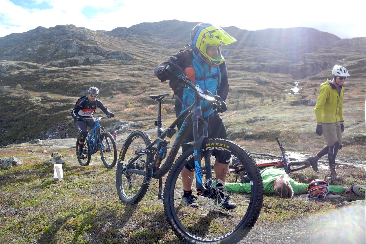 Hardbarka Enduro ble både langt og seigt, og etter en hel dags slit ventet en runde til i SS3 - i mørket. Foto: Reidar Øren Hardbarka Enduro ble både langt og seigt, og etter en hel dags slit ventet en runde til i SS3 - i mørket. Foto: Reidar Øren
