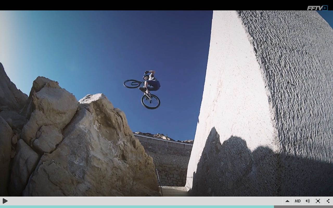 BLÅ HIMMEL: Eirik Ulltang trekker også han sydover når snøen ligger tjukk. BLÅ HIMMEL: Eirik Ulltang trekker også han sydover når snøen ligger tjukk.