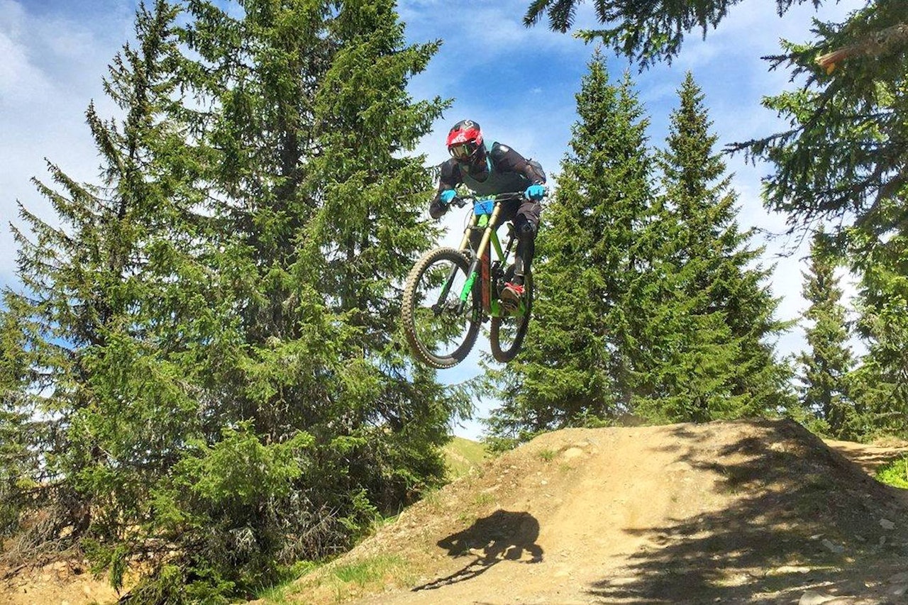 Heftige hopp på Hafjell i helga. Nå er sesongen i gang: cruxekongen Are Tallaksrud i rollercoaster på søndag. Foto: Bent Broklev Hafjell Bike Park