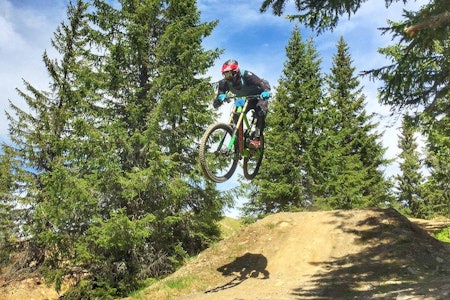 Heftige hopp på Hafjell i helga. Nå er sesongen i gang: cruxekongen Are Tallaksrud i rollercoaster på søndag. Foto: Bent Broklev Hafjell Bike Park