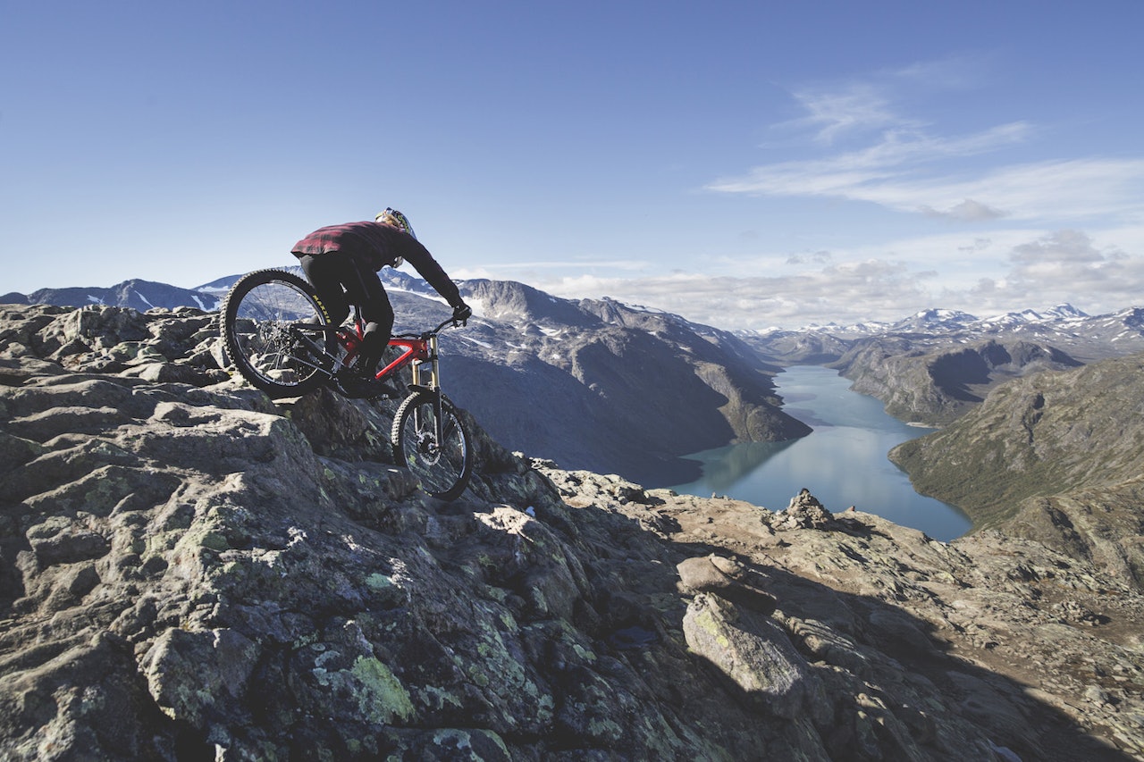 Mads Makken Haugen syklet Besseggen rett ned. Han hadde verken gått opp eller ned Besseggen før han syklet den 5.september, og i ettertid er han glad for det. Foto: Joakim Andreassen