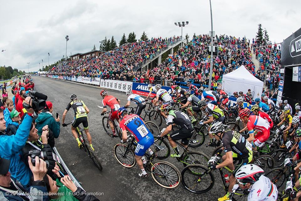 PANGSTART: Verdenscupen i rundbane fikk en drømmestart i Nove Mesto. Hjemmeseier, stort publikum og spennende løpsutvikling. Alle foto: Ego Promotion/Marius Maaseverd og Maxime Schmid PANGSTART: Verdenscupen i rundbane fikk en drømmestart i Nove Mesto. Hjemmeseier, stort publikum og spennende løpsutvikling. Alle foto: Ego Promotion/Marius Maaseverd og Maxime Schmid