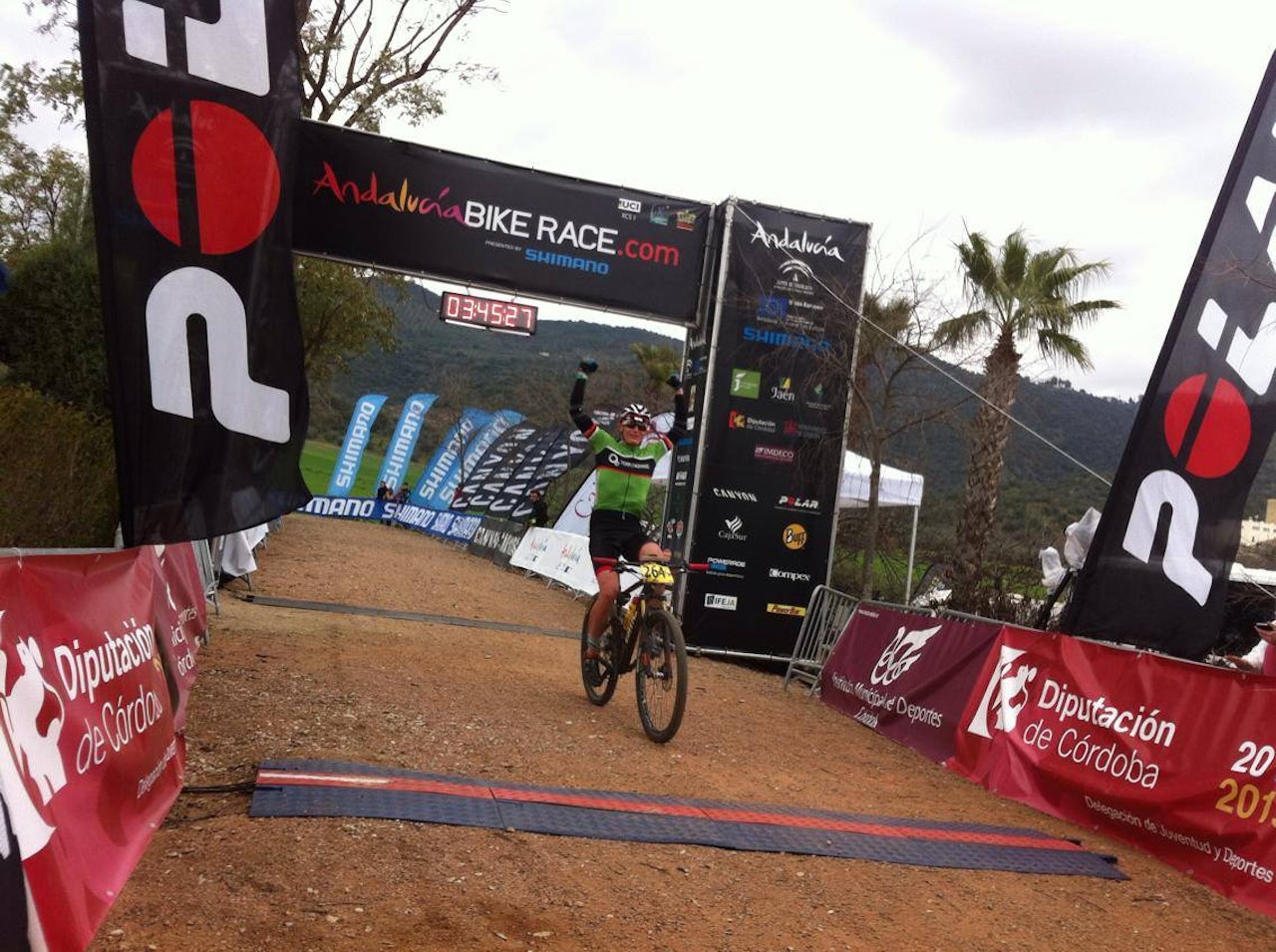 FERDIG: Å komme i mål på den siste etappen i Andalucia Bike Race er deilig. For en uke! Foto: Jordi Bonet. FERDIG: Å komme i mål på den siste etappen i Andalucia Bike Race er deilig. For en uke! Foto: Jordi Bonet.