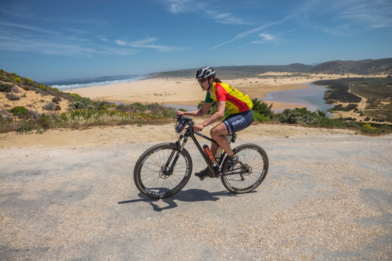 PÅ VEI MOT SEIER: Med ledertrøya trygt på kroppen syklet Kate Aardal den siste etappen i visshet om at hun var på vei mot seier. PÅ VEI MOT SEIER: Med ledertrøya trygt på kroppen syklet Kate Aardal den siste etappen i visshet om at hun var på vei mot seier.