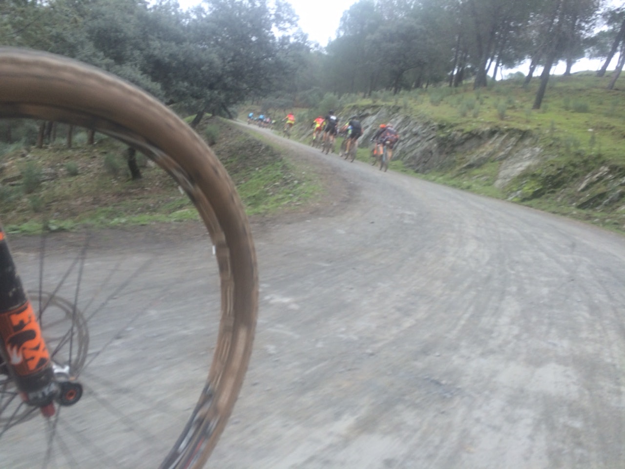 TØFFE TAK: Det går for seg i Andalucia Bike Race. Men moro er det. Foto: Øyvind Aas