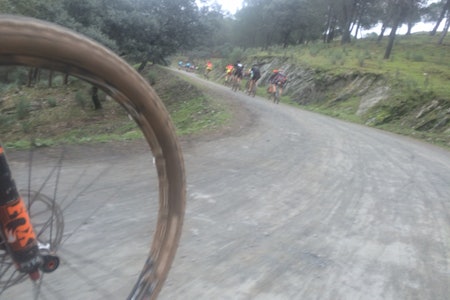 TØFFE TAK: Det går for seg i Andalucia Bike Race. Men moro er det. Foto: Øyvind Aas TØFFE TAK: Det går for seg i Andalucia Bike Race. Men moro er det. Foto: Øyvind Aas