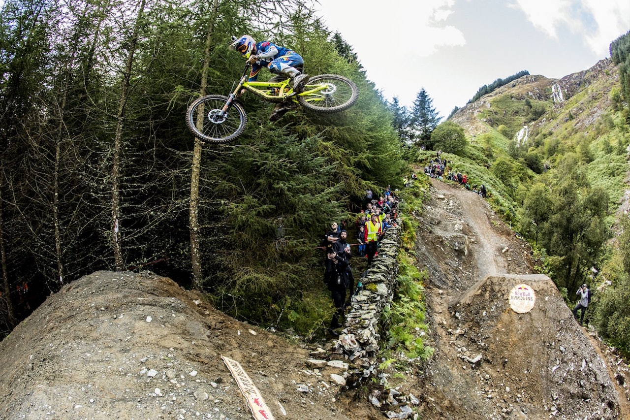 Svære gaps er en del av konseptet i Red Bull Hardline. Her er Al Bond i aksjon på fjorårets utgave. Foto: Sven Martin/Red Bull Content Pool Svære gaps er en del av konseptet i Red Bull Hardline. Her er Al Bond i aksjon på fjorårets utgave. Foto: Sven Martin/Red Bull Content Pool