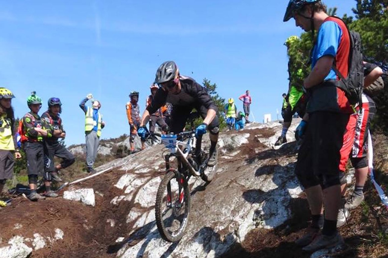 Zakka vil vinne den europeiske endurocupen sammenlagt så lenge han blir nummer ni eller bedre i Leogang denne helga. Her fra EWS i Irland tidligere denne sesongen. Foto: Elin Blom Zakka vil vinne den europeiske endurocupen sammenlagt så lenge han blir nummer ni eller bedre i Leogang denne helga. Her fra EWS i Irland tidligere denne sesongen. Foto: Elin Blom