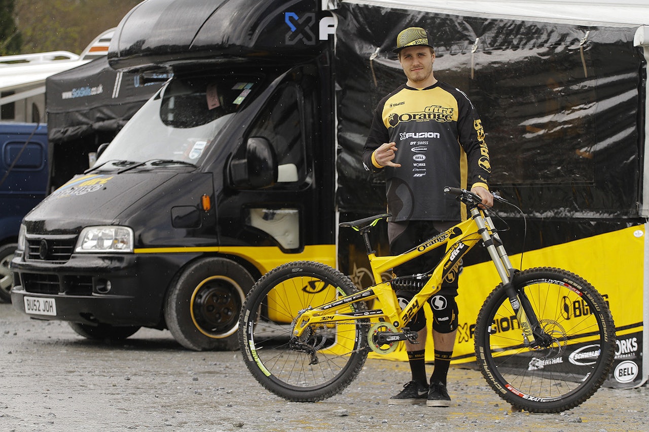 Kry kar: Ny drakt og ny sykkel. Og enda litt. Foto: Dirt Kry kar: Ny drakt og ny sykkel. Og enda litt. Foto: Dirt