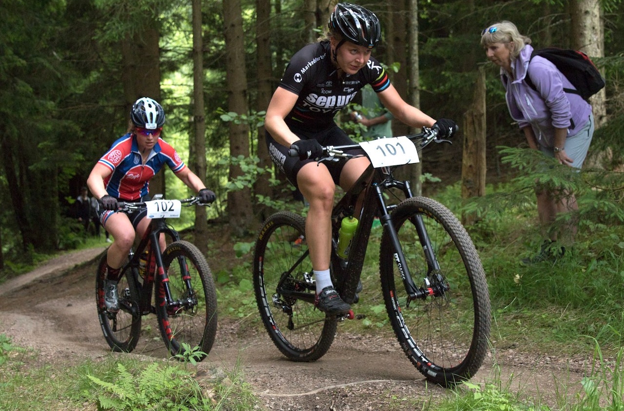 Elisabeth Sveum og Ingrid Sofie Bøe Jacobsen under NM rundbane i Svelvik i juni. Foto: Bengt Ove Sannes