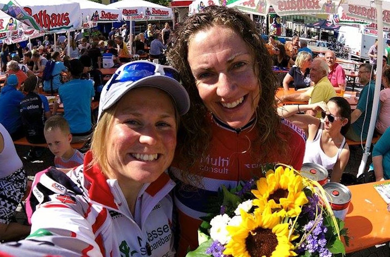 Hildegunn Gjertrud Hovdenak (til venstre) var bare ett sekund bak Gunn Rita Dahle Flesjå på EM terrengsykkel maraton i Singen i Tyskland i helga. Foto: Privat Hildegunn Gjertrud Hovdenak (til venstre) var bare ett sekund bak Gunn Rita Dahle Flesjå på EM terrengsykkel maraton i Singen i Tyskland i helga. Foto: Privat