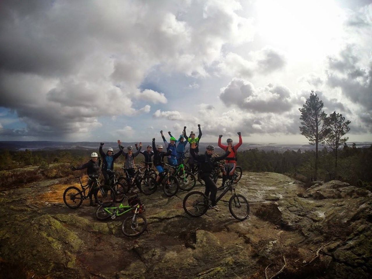 STIFEST: På toppen av Reddalsheia er det jubel fordi det går utfor hjem. Foto: Mateusz Styk STIFEST: På toppen av Reddalsheia er det jubel fordi det går utfor hjem. Foto: Mateusz Styk
