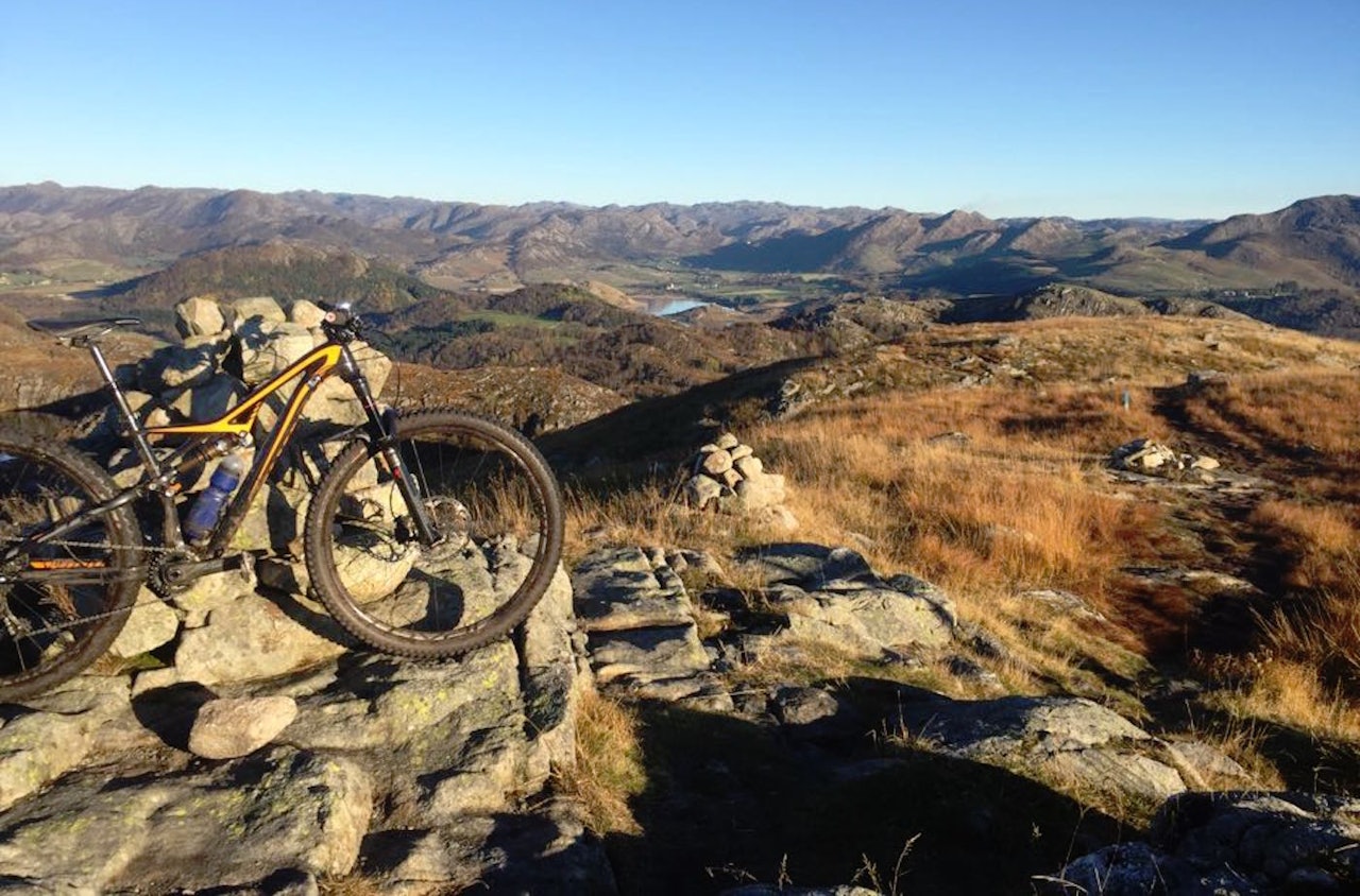 Nonsfjellet på Ålgård er ett av mange steder hvor terrengsyklistene på Jæren leker seg på sti. Foto: Lars Reiersen Nonsfjellet på Ålgård er ett av mange steder hvor terrengsyklistene på Jæren leker seg på sti. Foto: Lars Reiersen