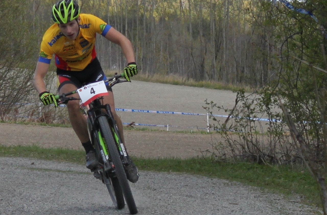 Emil Linde vant herrenes kortbaneritt fredag kveld. Her fra NC2 på Fiskum siste helga i april, der han vant andre runde i Norgescup rundbane 2015. Foto: NCF Emil Linde vant herrenes kortbaneritt fredag kveld. Her fra NC2 på Fiskum siste helga i april, der han vant andre runde i Norgescup rundbane 2015. Foto: NCF