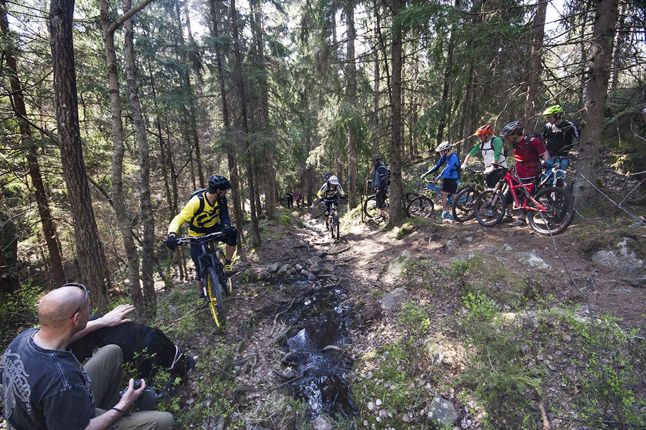 FOLKSOMT I FREDRIKSTAD: Rundt 30 syklister hadde tatt turen til Gressvik utenfor Fredrikstad for å måle krefter i teknisk terreng. (foto: Andreas Ådnem) stisykling fredrikstad gressvik gressvikmarka