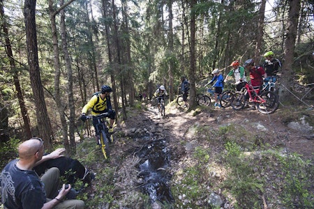 FOLKSOMT I FREDRIKSTAD: Rundt 30 syklister hadde tatt turen til Gressvik utenfor Fredrikstad for å måle krefter i teknisk terreng. (foto: Andreas Ådnem) stisykling fredrikstad gressvik gressvikmarka