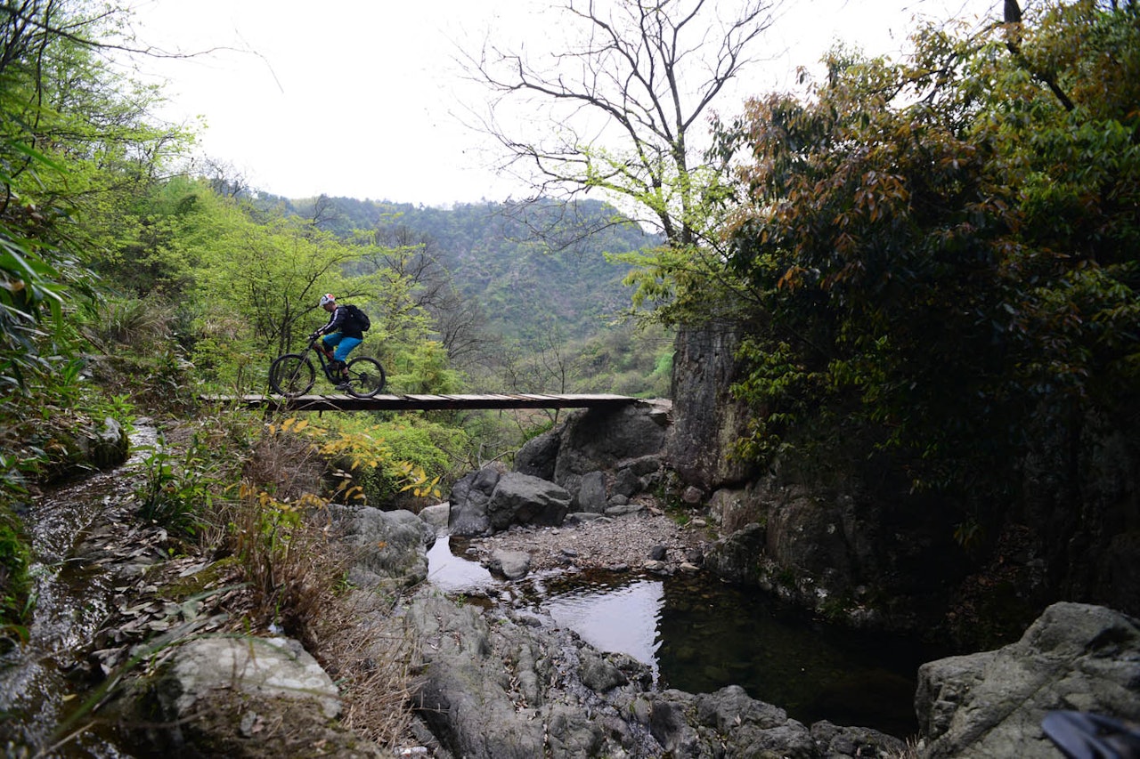 Eventyrlig natur: Det er faktisk over dobbelt så høyt ned på andre siden av den smale broen. Småskummelt, men hva gjør man ikke for et bilde Eventyrlig natur: Det er faktisk over dobbelt så høyt ned på andre siden av den smale broen. Småskummelt, men hva gjør man ikke for et bilde