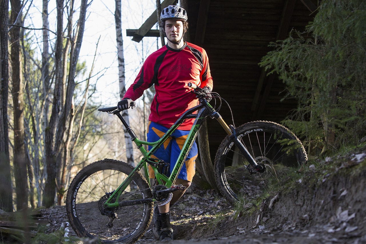 RAKETT: Kristoffers rakett fra Spania holder ham på hugget foran utforsesongen. RAKETT: Kristoffers rakett fra Spania holder ham på hugget foran utforsesongen.