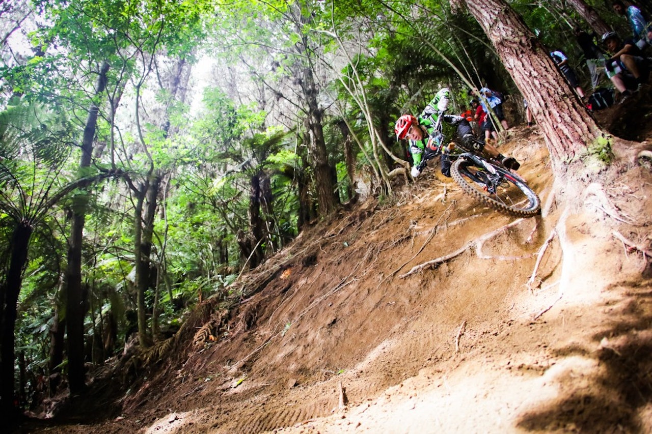 MAGISK: Jerome Clementz har noe som få andre kan matche. Når den lille franskmannen er frisk er han nesten uslåelig i enduro, så også i EWS 1 på New Zealand. Foto: Jérémie Reuiller MAGISK: Jerome Clementz har noe som få andre kan matche. Når den lille franskmannen er frisk er han nesten uslåelig i enduro, så også i EWS 1 på New Zealand. Foto: Jérémie Reuiller