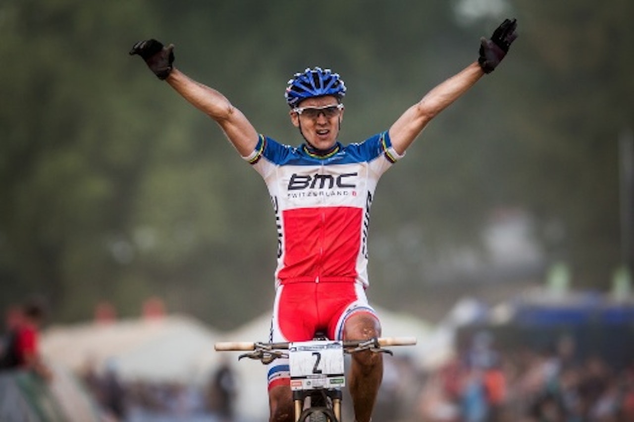 PANGSTART: Julien Absalon er ikke over toppen enda. I Sør Afrika tok han sin 27. verdenscupseier. To seiere til og han er tidenes mestvinnende. PANGSTART: Julien Absalon er ikke over toppen enda. I Sør Afrika tok han sin 27. verdenscupseier. To seiere til og han er tidenes mestvinnende.