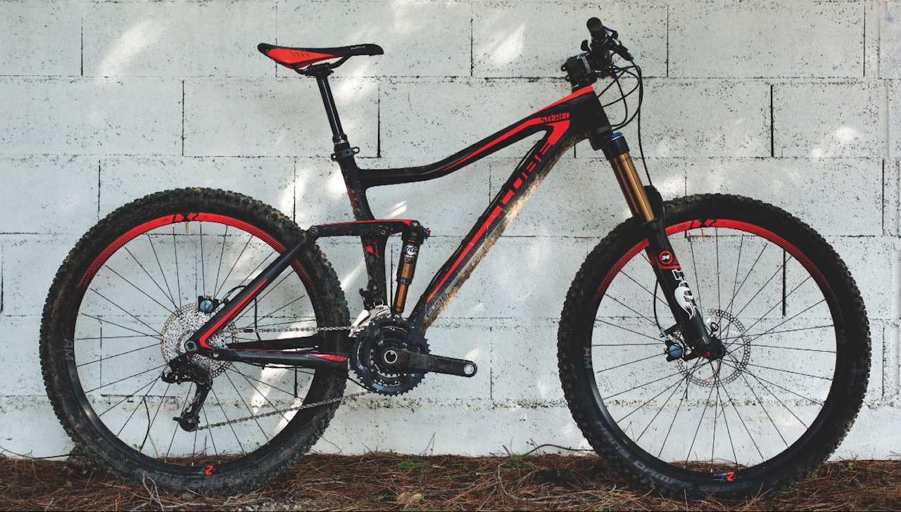 FLOTT SYKKEL: Cubes nye Stereo er lett, allsidig og kapabel. Vår testsykkel manglet en skive i bakhjulsopphenget, men fungerte ellers supert. I bladet ble dessverre vekten oppgitt til 13,3 kilo. Riktig vekt skulle være 12,6 FLOTT SYKKEL: Cubes nye Stereo er lett, allsidig og kapabel. Vår testsykkel manglet en skive i bakhjulsopphenget, men fungerte ellers supert. I bladet ble dessverre vekten oppgitt til 13,3 kilo. Riktig vekt skulle være 12,6