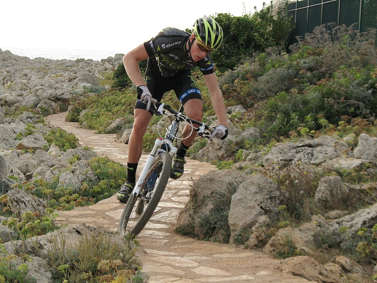 ACTION: Rundbanesykling er fart og spenning, og det er viktig å ikke stresse og mase, tipser Ole Hem. ACTION: Rundbanesykling er fart og spenning, og det er viktig å ikke stresse og mase, tipser Ole Hem.