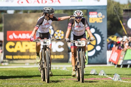 TUNGT: Kathrin Stirneman hadde en tøff dag under Cape Epic Prologen.  Her får hun trøst av Gunn-Rita over mål. 