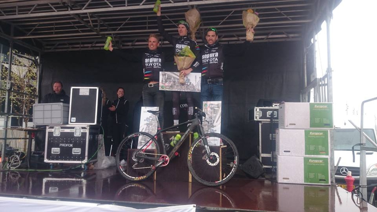 TAPETSERING: Trippel norsk og trippel Sepura Toyota with Birk i Aalborg MTB Marathon. Lars Granberg tok seieren. Foto: Ove Sollie TAPETSERING: Trippel norsk og trippel Sepura Toyota with Birk i Aalborg MTB Marathon. Lars Granberg tok seieren. Foto: Ove Sollie