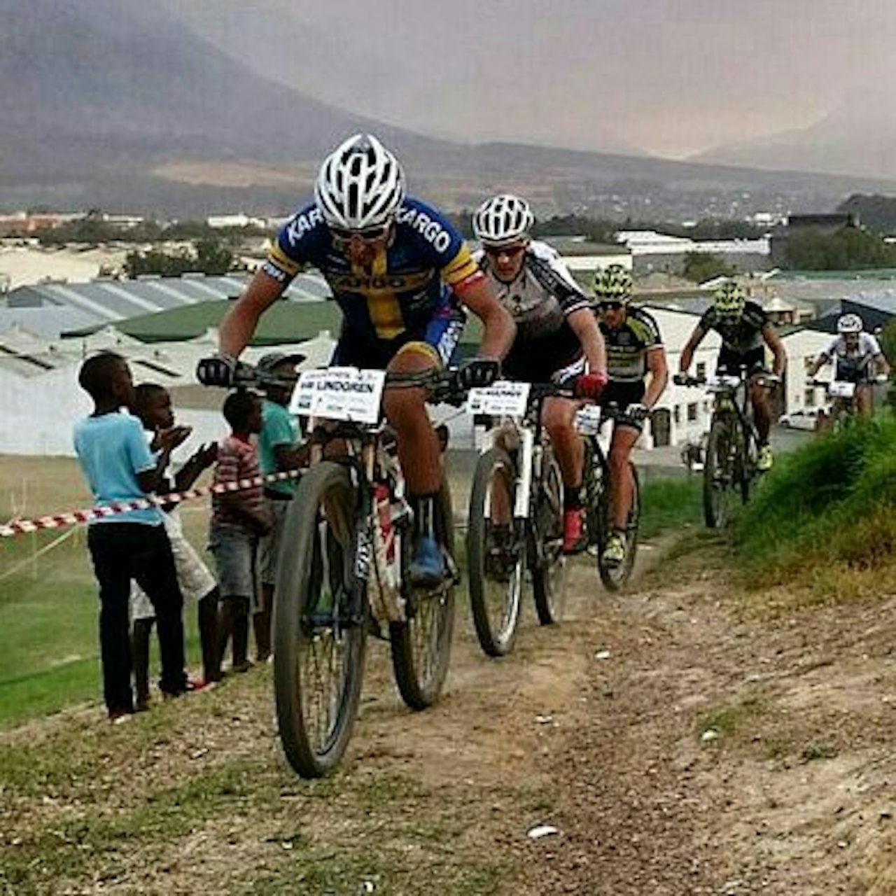 GUTTENE I RØYKEN: Emil Lindgren tapte spurten mot Jaroslav Kulhavy, men gav premiepengene han fikk for andre plass til brannfolkene som kjemper mot skogbrannene i bakgrunnen. GUTTENE I RØYKEN: Emil Lindgren tapte spurten mot Jaroslav Kulhavy, men gav premiepengene han fikk for andre plass til brannfolkene som kjemper mot skogbrannene i bakgrunnen.
