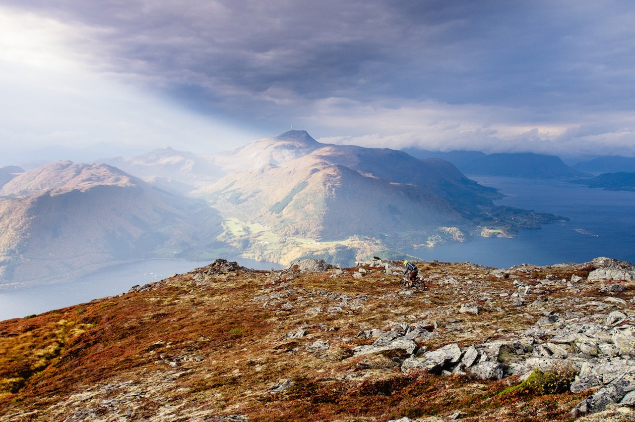 Kystnorge skal sies å ha et og annet landskap gående for seg. Foto: SuperEnduro Kystnorge skal sies å ha et og annet landskap gående for seg. Foto: SuperEnduro