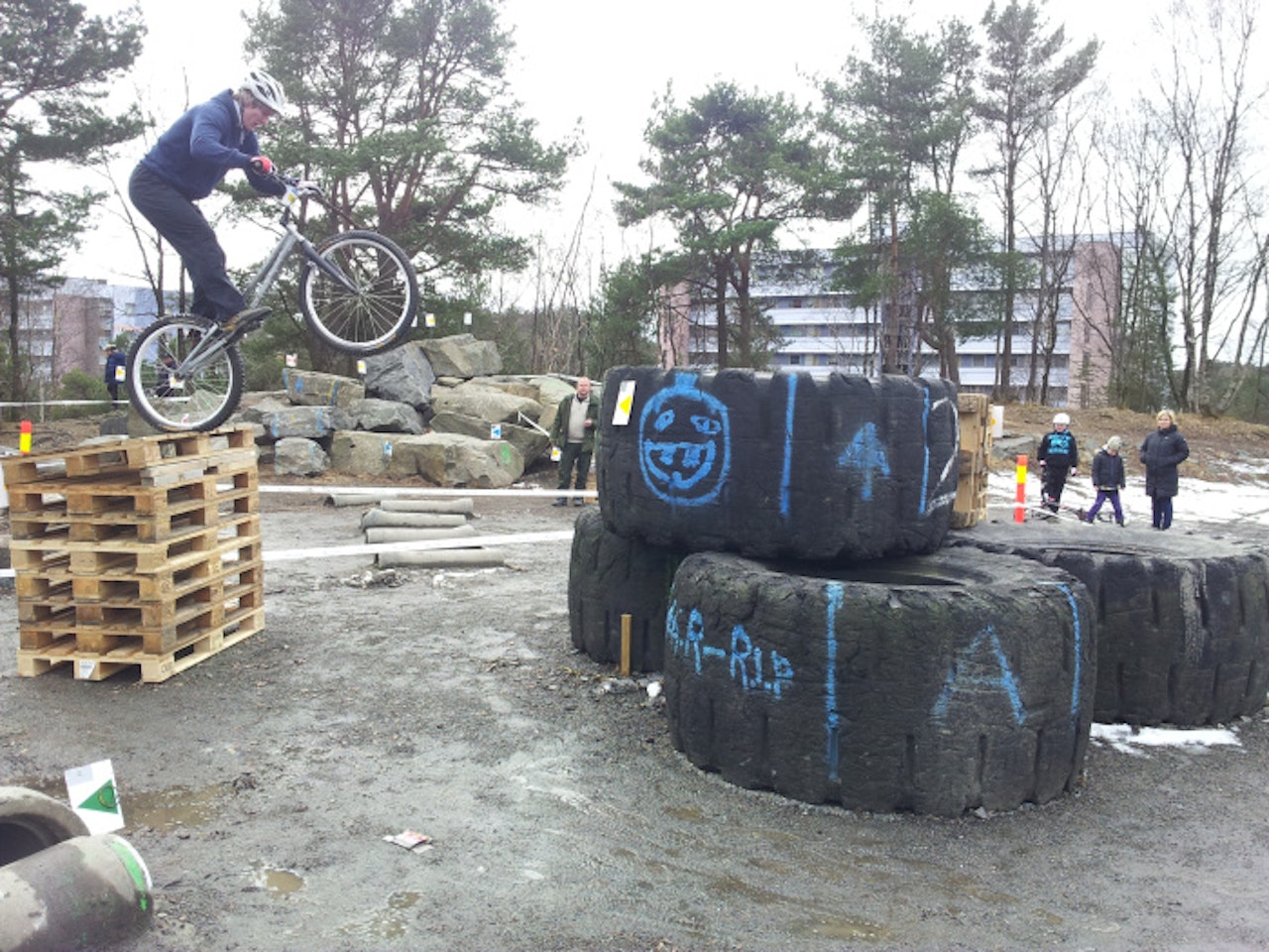 SESONGSTART: Trial-syklistene er allerede i gang med årets norgescup-sesong, selv om snøen ga arrangørene et par utfordringer. SESONGSTART: Trial-syklistene er allerede i gang med årets norgescup-sesong, selv om snøen ga arrangørene et par utfordringer.