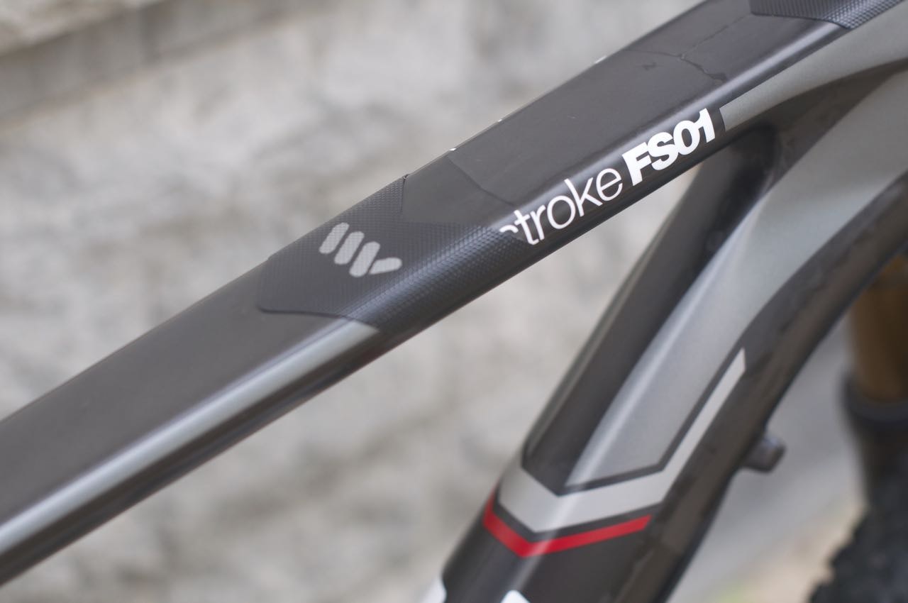 POLSTRING: Plasser litt solid tape, eller en sykkelslange på overrøret der hvor styret slår inni. Det er billig forsikring mot rammebrudd.  POLSTRING: Plasser litt solid tape, eller en sykkelslange på overrøret der hvor styret slår inni. Det er billig forsikring mot rammebrudd.