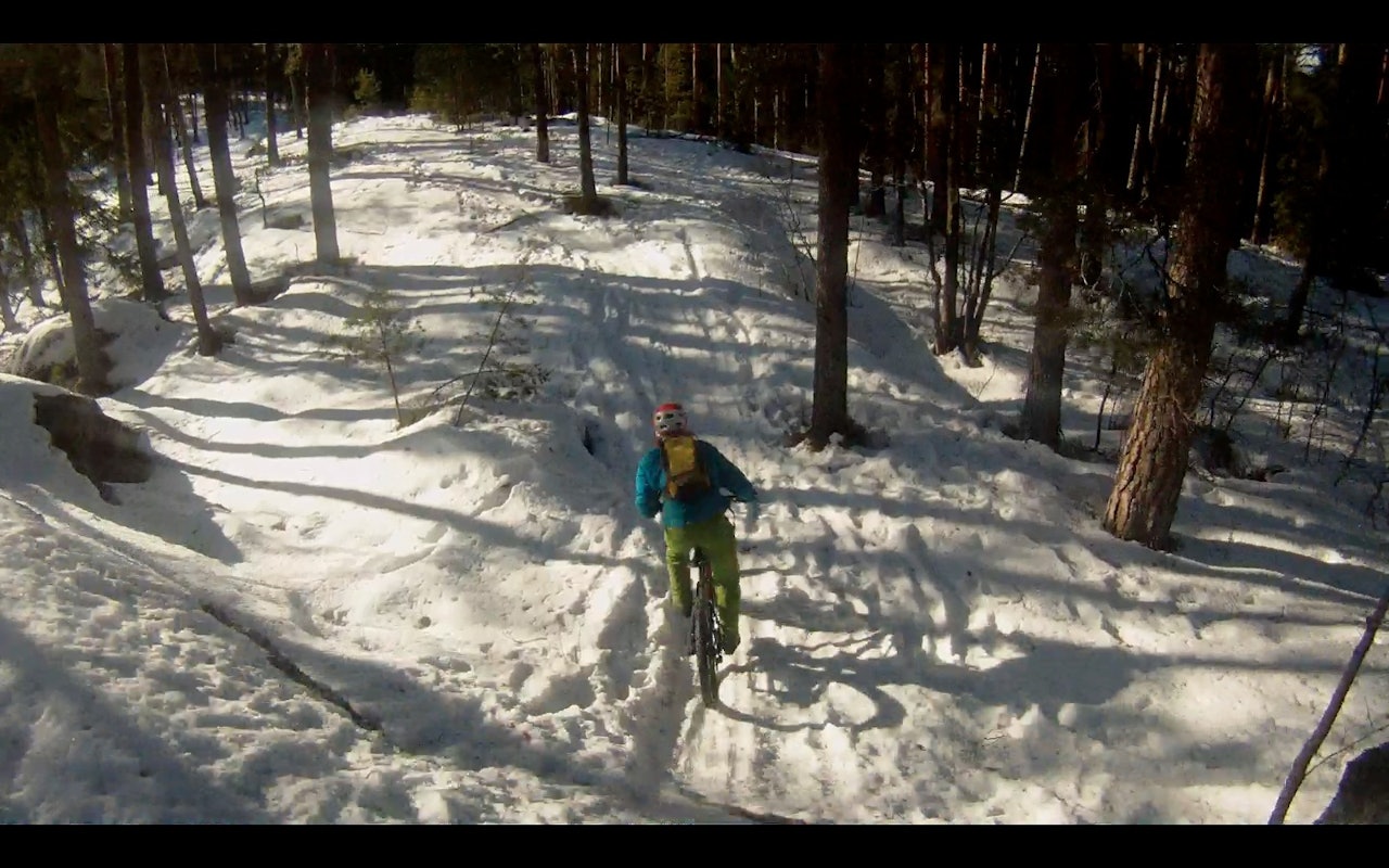 FLYT OG GASS:  Vinterstiene i Østmarka byr på flyt i massevis. Treffer du rett med piggdekkene kan det gå deg vel. Aslak Mørstad viser vei. FLYT OG GASS:  Vinterstiene i Østmarka byr på flyt i massevis. Treffer du rett med piggdekkene kan det gå deg vel. Aslak Mørstad viser vei.