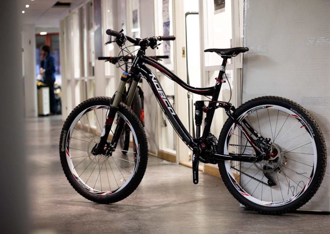 HELFIGUR: Ganske så kul sykkel, Norco Range gjør seg godt i helfigur. HELFIGUR: Ganske så kul sykkel, Norco Range gjør seg godt i helfigur.