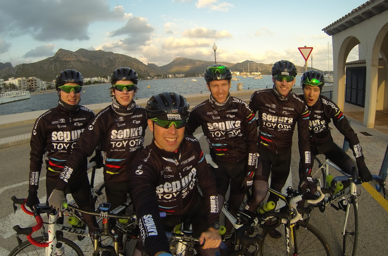 Maratongjengen hadde nylig en samling på Mallorca med fokus på å samle mil. (Fra venstre) Lars Granberg, Marius Grødahl Andresen, Espen Helgesen, Anders Iversby Hvideberg, Vidar Mehl og Sondre Sørtveit. Xavier Zabalo kom ned etter at bildet er tatt. Foto: Privat Maratongjengen hadde nylig en samling på Mallorca med fokus på å samle mil. (Fra venstre) Lars Granberg, Marius Grødahl Andresen, Espen Helgesen, Anders Iversby Hvideberg, Vidar Mehl og Sondre Sørtveit. Xavier Zabalo kom ned etter at bildet er tatt. Foto: Privat
