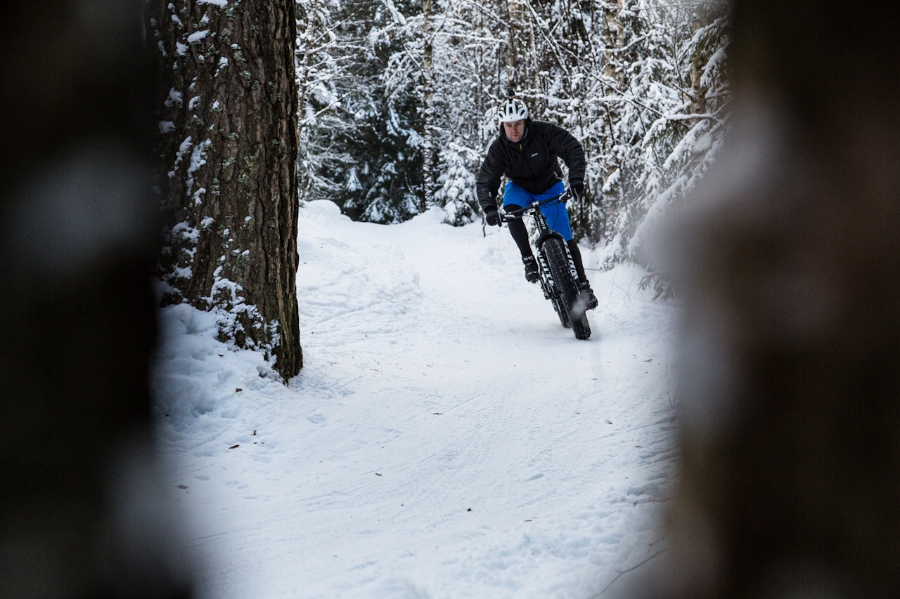 BRRRREMS! Å kle seg rett er ofte den største utfordringen med vintersykling. Kristoffer Kippernes har ett og annet tips. Bilde: Christian Nerdrum fatbike tips