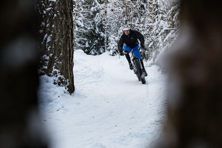BRRRREMS! Å kle seg rett er ofte den største utfordringen med vintersykling. Kristoffer Kippernes har ett og annet tips. Bilde: Christian Nerdrum fatbike tips