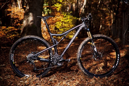 DARK HORSE: For det utrente øyet kan Santa Cruz Tallboy nesten bli daff i designet. Bak den matte overflaten finner vi en av testens mest funksjonelle sykler. DARK HORSE: For det utrente øyet kan Santa Cruz Tallboy nesten bli daff i designet. Bak den matte overflaten finner vi en av testens mest funksjonelle sykler.