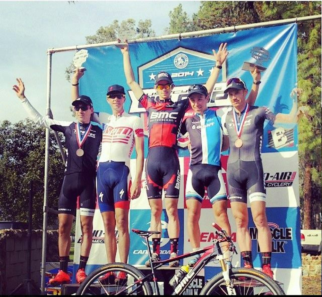 KORTBANEPALL: Sergio Gutierrez Mantecon, Todd Wells, Stephen Tettinger, Emil Lindgren og Dan Mc Connell på pallen i Fontana. Foto: Lindgrens Instagram KORTBANEPALL: Sergio Gutierrez Mantecon, Todd Wells, Stephen Tettinger, Emil Lindgren og Dan Mc Connell på pallen i Fontana. Foto: Lindgrens Instagram