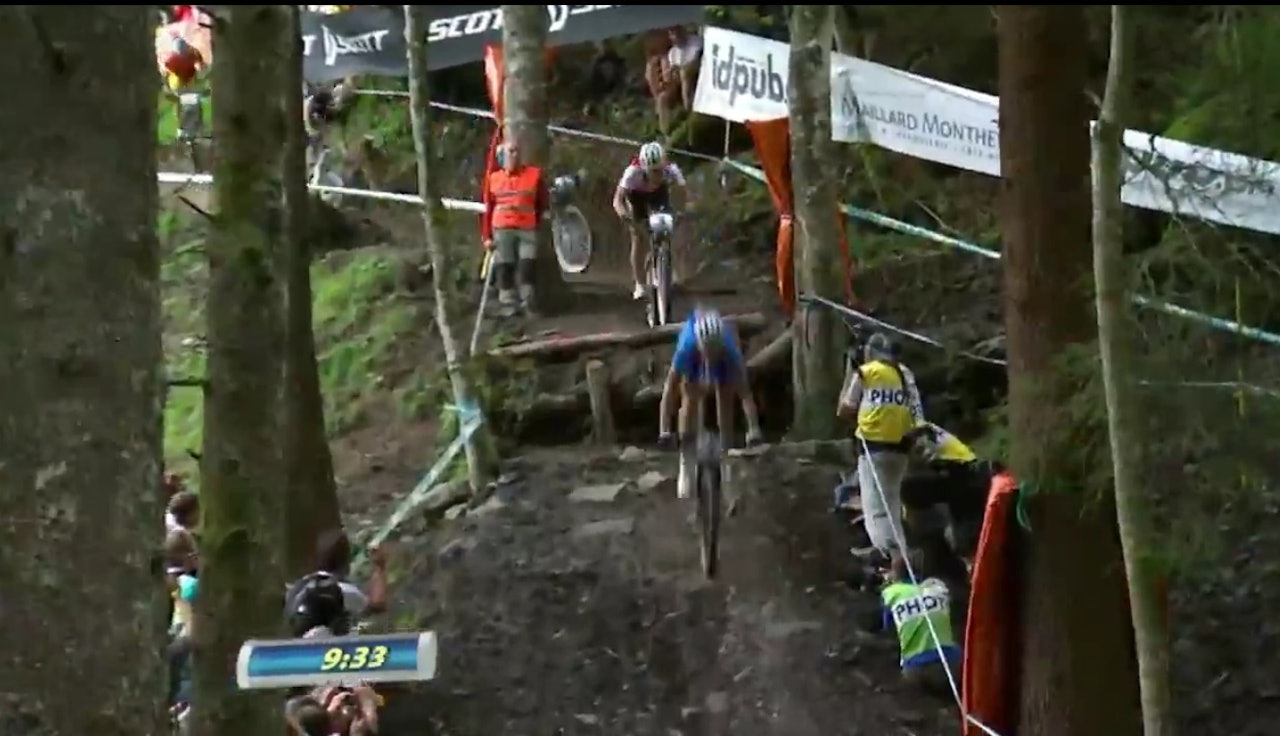 HOPPET: VM-løypa i Champery bød på et større hopp en vi ser i norske rittløyper. Jaroslav Kulhavy leder her foran Nino Schurter. HOPPET: VM-løypa i Champery bød på et større hopp en vi ser i norske rittløyper. Jaroslav Kulhavy leder her foran Nino Schurter.