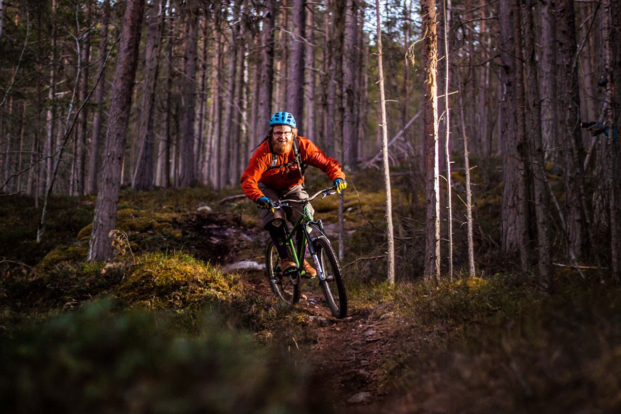 Mjukingen:Knut Myking slipper både sykkel og følelser fri i skogen i Sogndal. Mjukingen:Knut Myking slipper både sykkel og følelser fri i skogen i Sogndal.