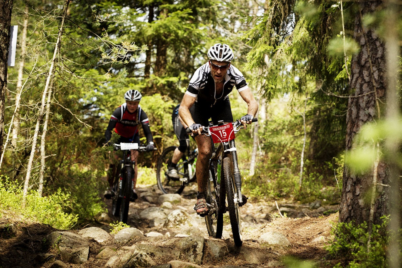 FORTSATT MED: Tom Larsen har på ingen måte gitt seg som terrengsyklist, men har stor glede av å fortsatt delta på krevende ritt. Her under Terrengsykkelrittet i fjor. FORTSATT MED: Tom Larsen har på ingen måte gitt seg som terrengsyklist, men har stor glede av å fortsatt delta på krevende ritt. Her under Terrengsykkelrittet i fjor.