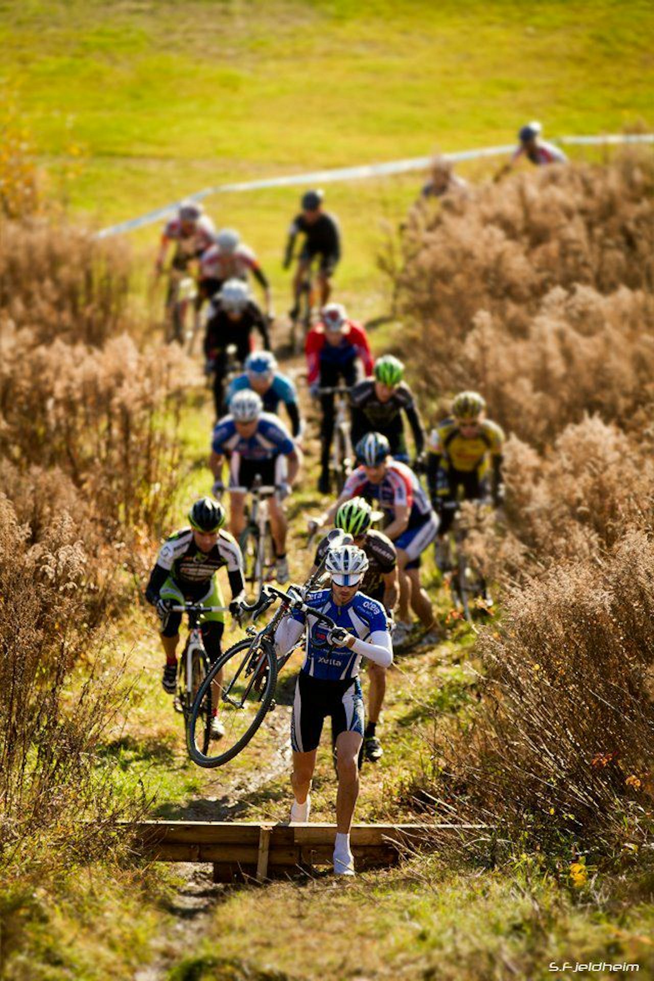 MIDT PÅ TREET: Morten Vaeng fikk hard konkurranse under gårsdagens VM i sykkelcross for master 30-35. Tilslutt ble han nummer 32. Bildet er fra norgescupen Ælva sykkelcross i 2011. Foto: Svenn Fjeldheim. MIDT PÅ TREET: Morten Vaeng fikk hard konkurranse under gårsdagens VM i sykkelcross for master 30-35. Tilslutt ble han nummer 32. Bildet er fra norgescupen Ælva sykkelcross i 2011. Foto: Svenn Fjeldheim.