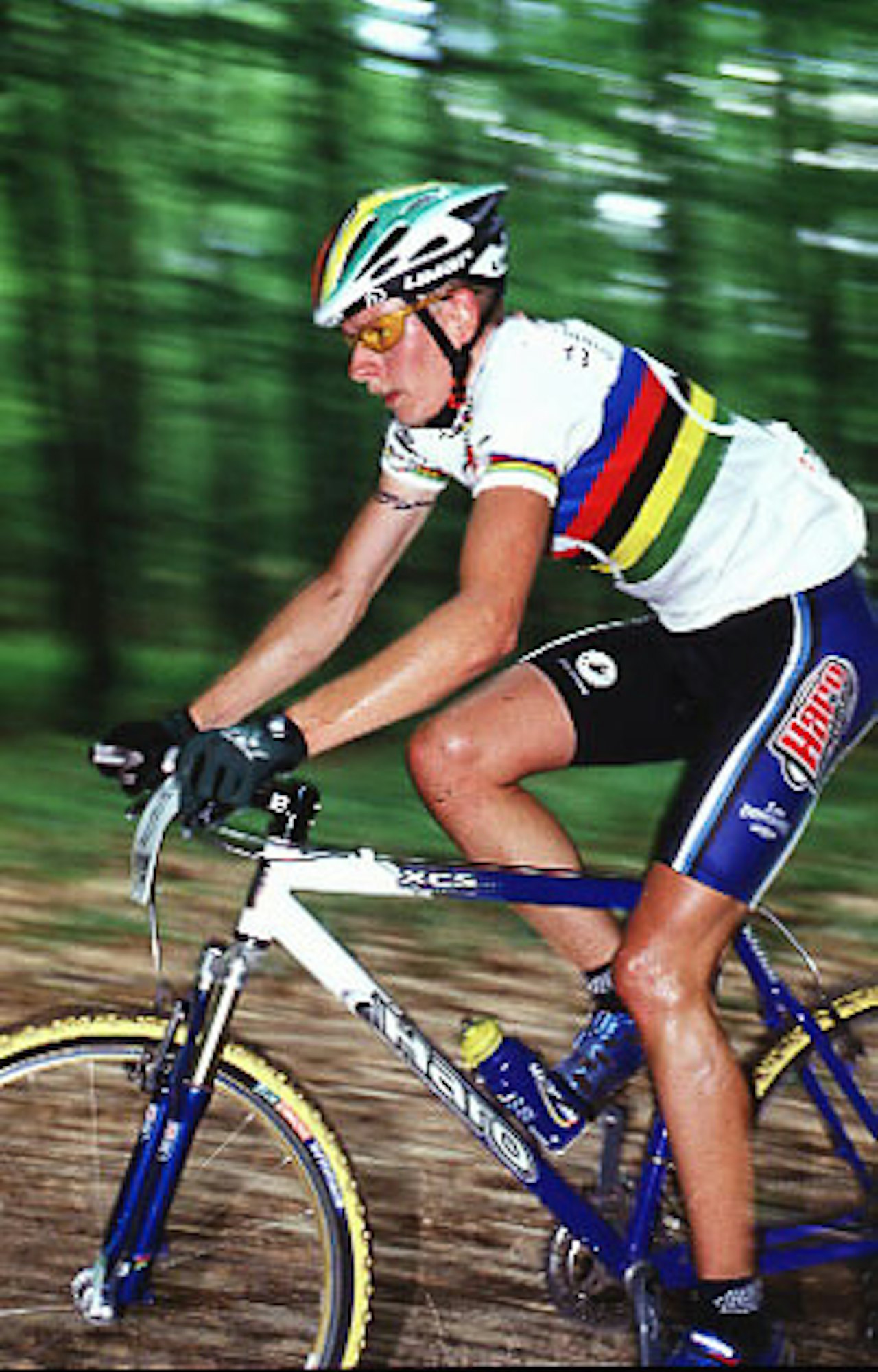VERDENSMESTER-LØGN: Danske Michael Rasmussen syklet hele 2000-sesongen i terrenget ikledd den prestisjetunge regnbuetrøya. Nå viser det seg at han hadde jukset seg til æren.