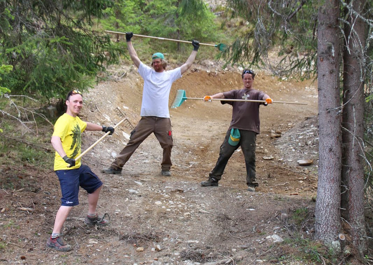 STRIGLA: Sverre, Knut og James pynter. Foto: Snorre Pedersen STRIGLA: Sverre, Knut og James pynter. Foto: Snorre Pedersen