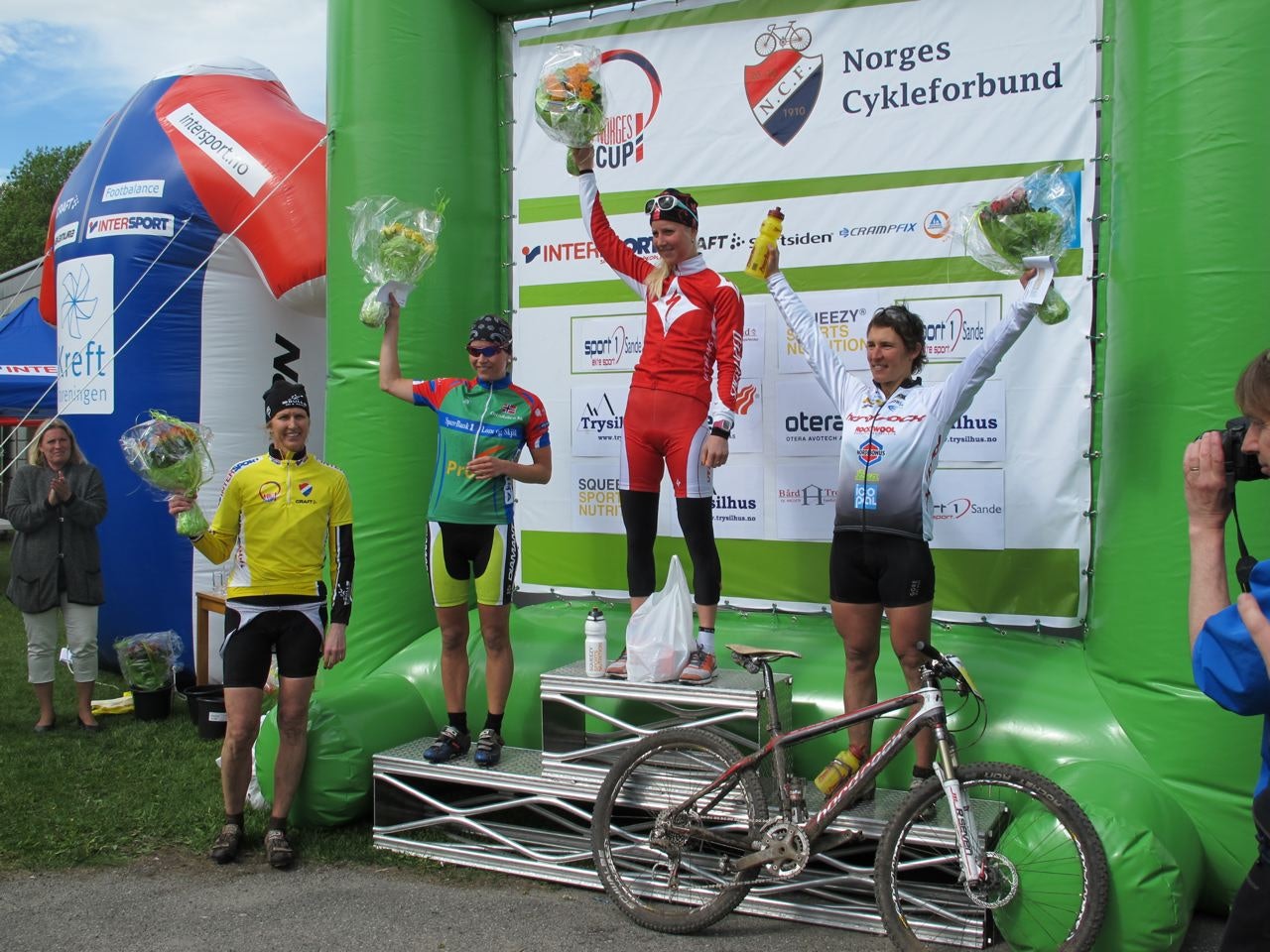 LENE PÅ TOPP: Lene Byberg tok en overlegen seier i Montebellorittet. Nærmest kom Nina Gässler, Hanne Trønnes og norgescupleder Marianne Lambine i gult. LENE PÅ TOPP: Lene Byberg tok en overlegen seier i Montebellorittet. Nærmest kom Nina Gässler, Hanne Trønnes og norgescupleder Marianne Lambine i gult.