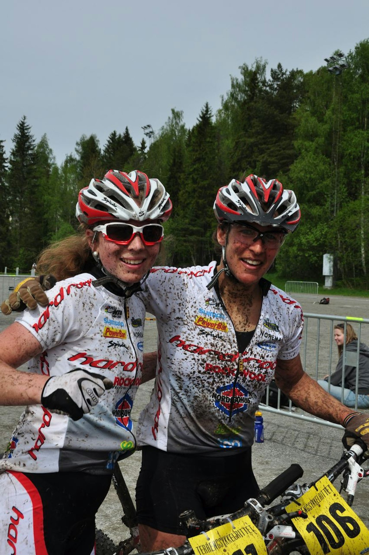 DYNAMITT: Elisabeth Sveum og Nina Gässler  er lagvenninner på Team Hard Rocx i Terrengsykkelrittet tok de første og andre plass.