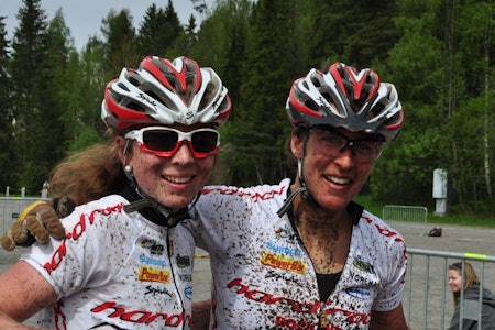 DYNAMITT: Elisabeth Sveum og Nina Gässler  er lagvenninner på Team Hard Rocx i Terrengsykkelrittet tok de første og andre plass.