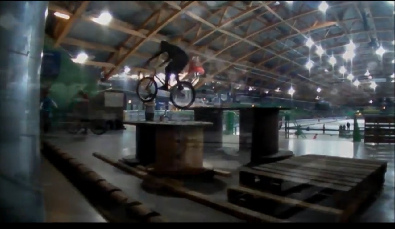 INNE-TRIAL: I Vikingskipet på Hamar kan du trene trial i varme og tørre omgivelser. INNE-TRIAL: I Vikingskipet på Hamar kan du trene trial i varme og tørre omgivelser.